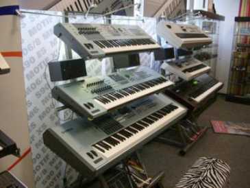 Foto: Sells Pianos e synthetizers YAMAHA - YAMAHA TYROS 4 61-KEY ARRANGER