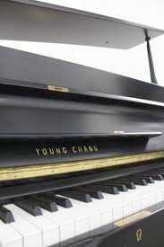 Foto: Sells Piano e synthetizer YOUNG CHANG - U107