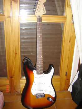 Foto: Sells Guitarra e instrumento da corda FENDER SQUIER STRATO - FENDER SQUIER STRATO (COLORE SUNBURST)