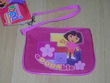 Foto: Sells Brinquedo e modelo DORA - PORTE MONNAIE PENDENTIF DORA.NEUF