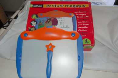 Foto: Sells Brinquedo e modelo NATHAN - ECRITURE MAGIQUE